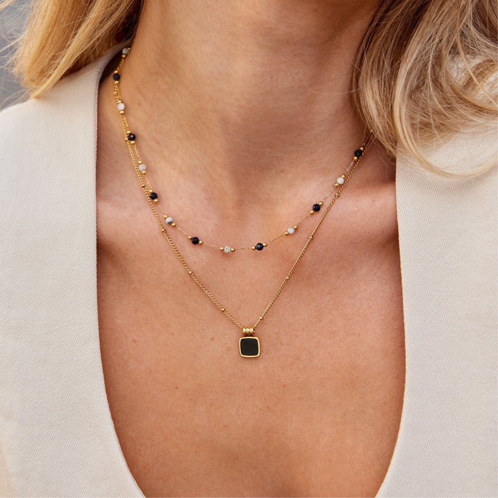 Collar corto con piedras